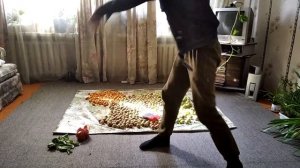 батя бьёт ремнём помидор за то, что он получил двойку