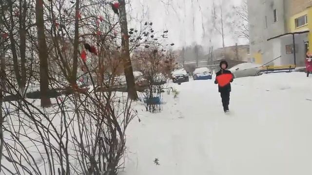 ЗАВАЛ СНЕГОМ Играем в снежки и катаемся с горки 🎢 с Деном.