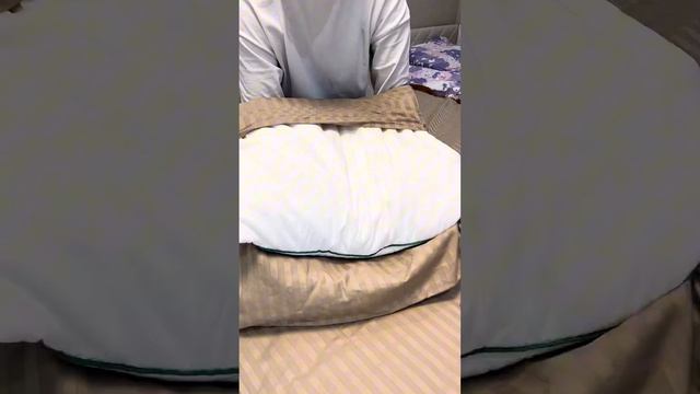 Надеваем наволочку 70*70 на подушку 70*50, что бы это было к