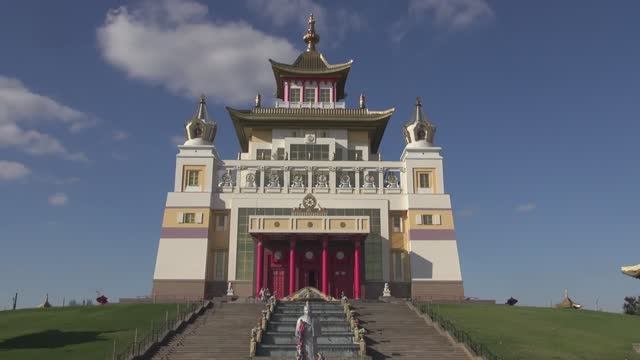 Золотая обитель Будды смотреть онлайн