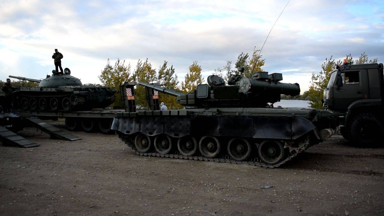 Танк Т-80. Заезд на трал. смотреть онлайн