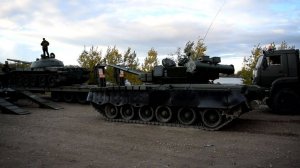 Танк Т-80. Заезд на трал.