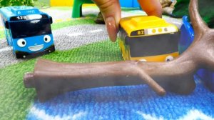 Сказка про машинки. Тайо и дерево на дороге. Машины сказки на ночь