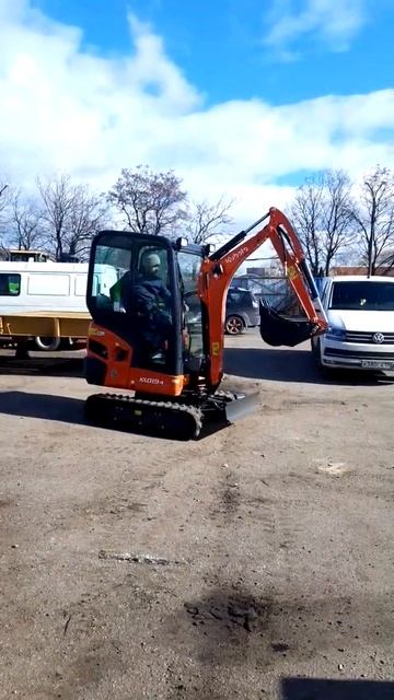 Василий поехал смотреть погрузчик, а купил экскаватор.