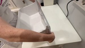 Меняем панель ящика морозильной камеры холодильника.