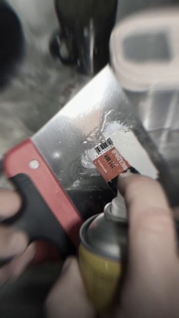 А ты до сих пор отдираешь наклейки ногтями? 🤔