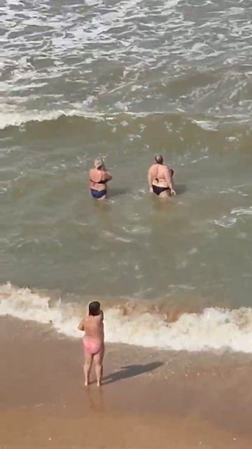 Кучугуры пляж море солнце и полеты отдых золотые песк? смотреть онлайн