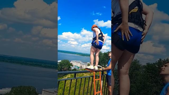 Девушка прыгает мост