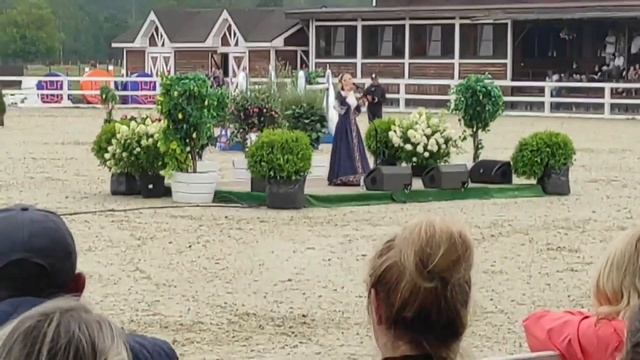 🏇 Пелагея на конном фестивале Иваново поле. Хоббихорсинг с Дарья Челло. Hobby horsing Darya Cello смотреть онлайн