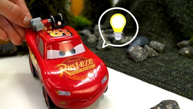 Машины СКАЗКИ онлайн - Машинка Маквин помогает Джетту - Видео с игрушками для детей смотреть онлайн