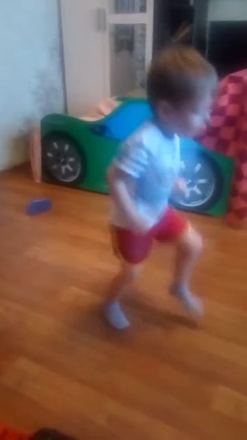 Учимся скакать на одной ноге. Советуем посмотреть.