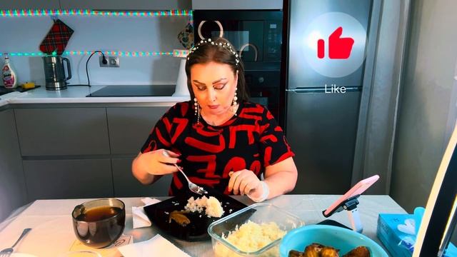 Пожрём, ПоржёмНинка шандарахнула Вована разделочный доской по темечкуИ таблетосы не те подсунула смотреть онлайн