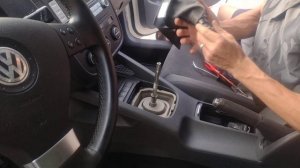 Снятие чехла КПП на Фольксваген Гольф 6