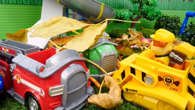 Щенячий патруль СКАЗКА онлайн - Мультики для детей из игрушек - Рокки упал с горки смотреть онлайн