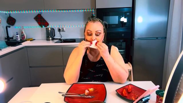 Поужинаем и пройдемся по диванным экспертам по устранению проплешинтакже экспертам по 5-тиотелям. смотреть онлайн