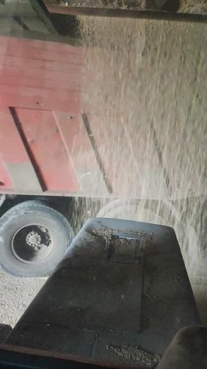 синий трактор загрузил КамАЗ)