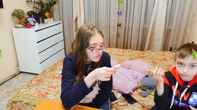 Верхушка против Низушки!!!Kids sweets борьба за вкуснятину!! смотреть онлайн