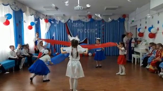 Танец Российский флаг смотреть онлайн