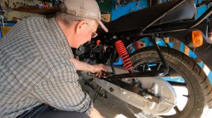 Индийский мотоцикл TVS 150X. Обзор Андрея Виноградова (г. Златоуст). Часть 6. Натяжка цепи.