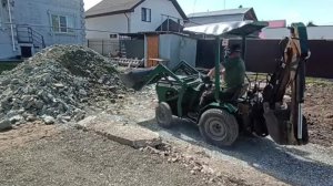 работаю на участке. размазываю скальный грунт. самодельный минитрактор.