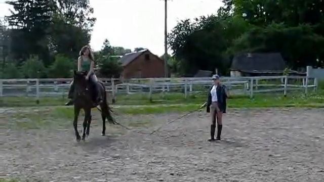 Люда идет шагом