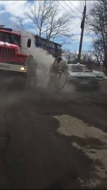 Горящий Chaser потушили пожарные в Корсакове