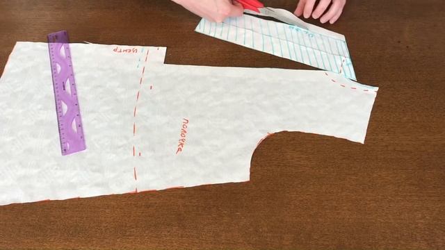 Платье А-силуэта с планкой и английским воротником.