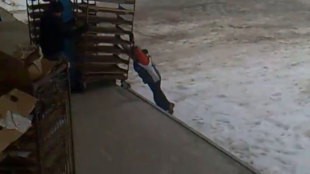 Прикол возле "Санты", Женя навернул тележку... смотреть онлайн