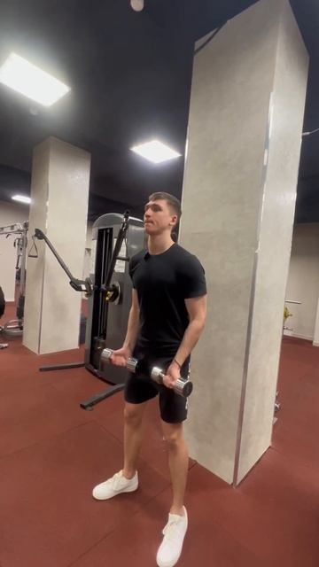 Бицепс с гантелями стоя #техникавыполненияупражнения смотреть онлайн