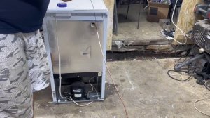 Морозильная камера бирюса щелкает и не включается,и с?