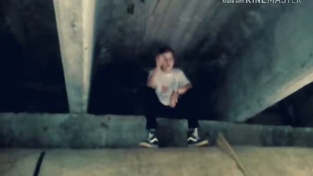 Пацан сел на бутылку!!! смотреть онлайн