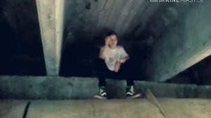 Пацан сел на бутылку!!!