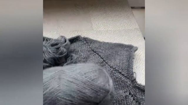 Жилет спицами. Серый жемчуг. Часть 1 смотреть онлайн