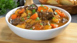 ТУШЕНАЯ ГОВЯДИНА С ОВОЩАМИ В СОУСЕ. Изысканное блюдо для семейного обеда от Всегда Вкусно!