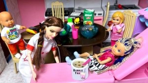 БАБЛ ТИ выпила, МАМА врача ВЫЗВАЛА😱🥤 Катя и Макс веселая семейка! Куклы Барби ИСТОРИИ ДАРИНЕЛКАТВ