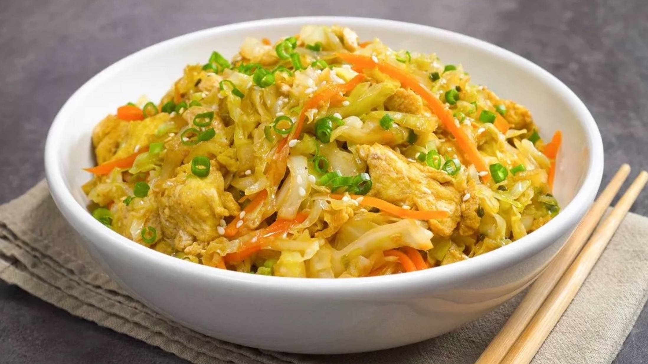 Вкусный ужин за 25 минут! ЖАРЕНАЯ КАПУСТА С ЯЙЦОМ по-азиатски. Рецепт от Всегда Вкусно! смотреть онлайн