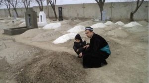 Куръон хондан дар сари кабр
