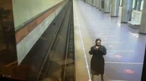 ДЕВУШКА ОГОЛИЛАСЬ В МЕТРО