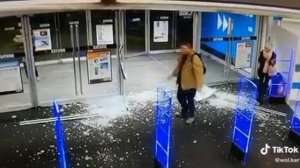 МУЖЫК РАЗБИЛ ДВЕРИ В МАГАЗИНЕ