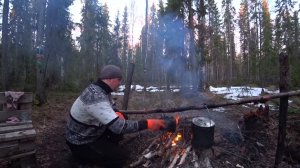 Готовим царскую уху! Ловим рыбу. Тайга. Рыбалка. Второй день на озере.