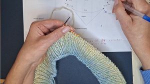 Реглан сверху с V образным вырезом спицами, с одноврем?