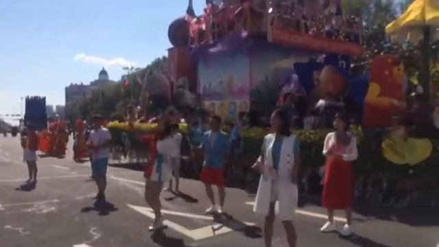 В Хэйхэ в рамках российско-китайской ярмарки прошло праздничное шествие смотреть онлайн