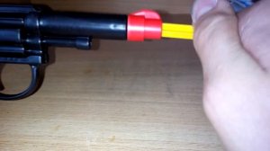 Очень мощный пистолет стреляющий присосками 12+
