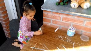 Мелок. Рисуем мелом на столе. *** Mel. Draw with chalk on the table