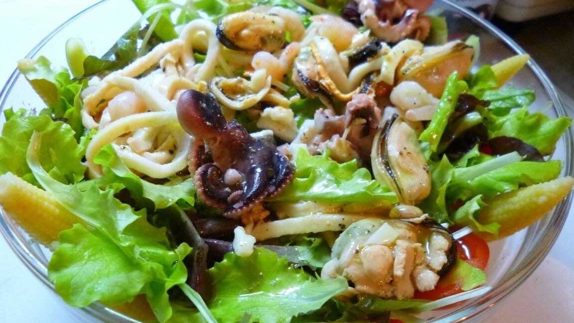 Салат из морепродуктов_Салат Морской коктейль_ Рецепт салата с кальмарами и креветками смотреть онлайн