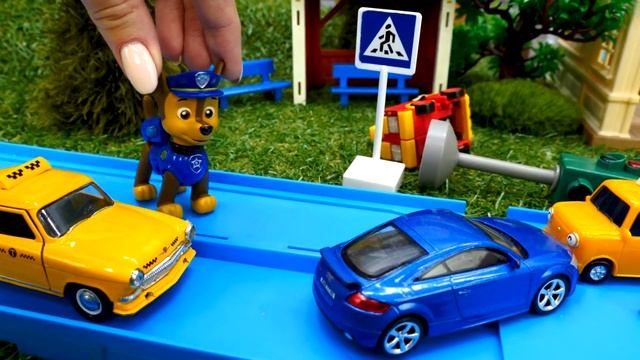 Щенячий патруль Гонщик и машинки. Авария на дороге - Машины сказки из игрушек смотреть онлайн