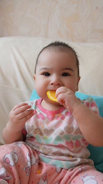 Малыш и Апельсин: Реакция, Которая Растопит Ваше Сердце! 🩷