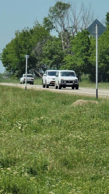 Скажи кому - Не Поверят! Нива Тащит на Тросе Тойоту смотреть онлайн
