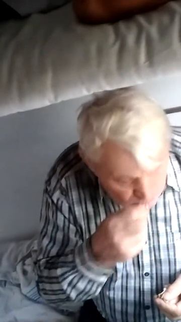 Злой дед ест в поезде МЯСО смотреть онлайн