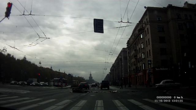 Мусоровоз на перекрёстке смотреть онлайн